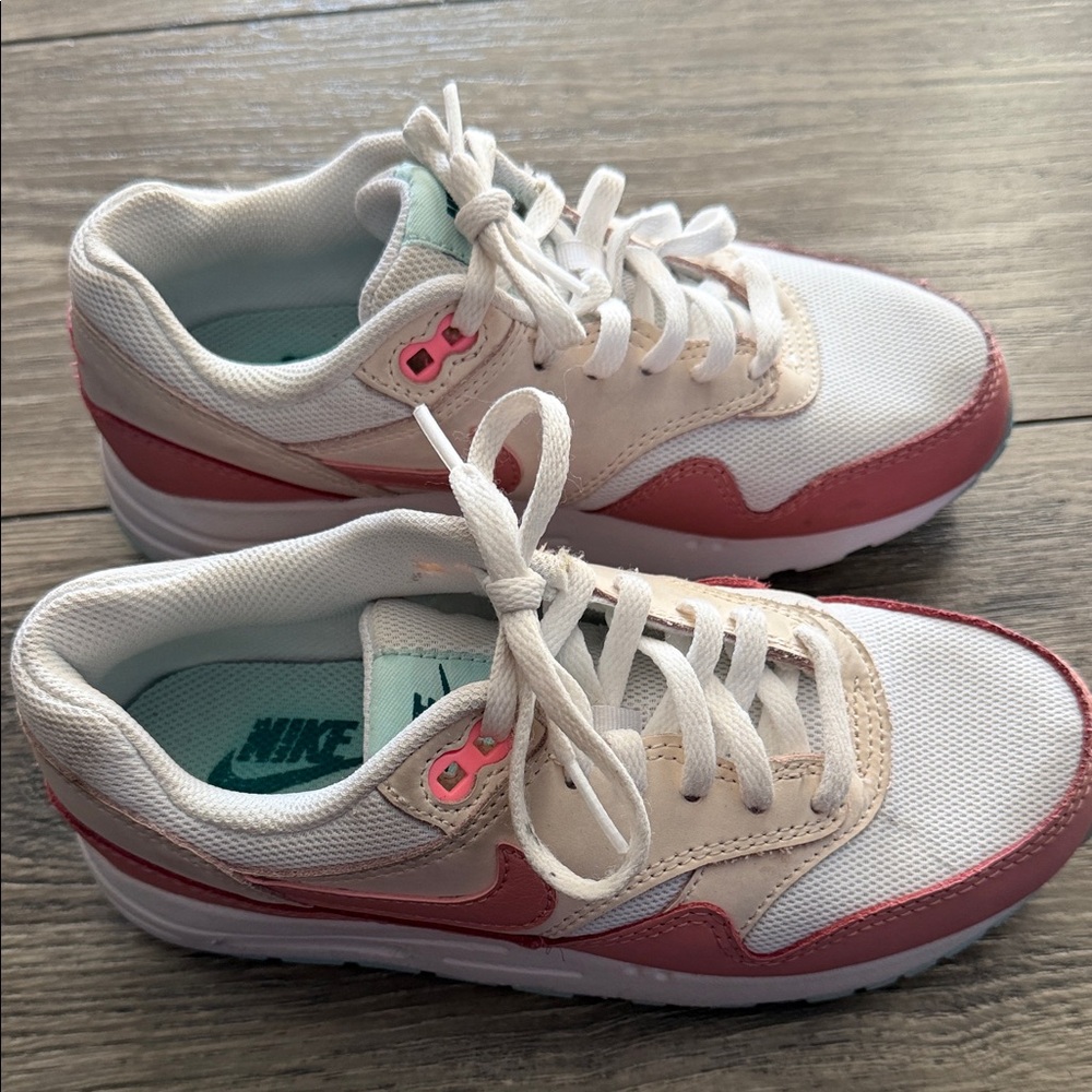 Nike Kids White and Pink Low-Top Sneakers - Picture 1 of 8